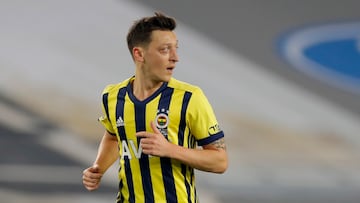 Soccer Football - Super Lig - Fenerbahce v Galatasaray - Sukru Saracoglu Stadium, Istanbul, Turkey - February 6, 2021 Fenerbahce's Mesut Ozil in action Pool via REUTERS/Kenan Asyali