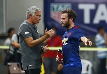 Mourinho issues instructions to Juan Mata during United's defeat.