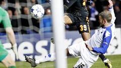 Doblete de Anelka que da al Chelsea aire en Champions