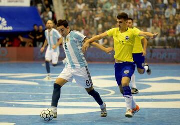Marcel pelea una pelota durante la final de la Copa América de fútbol sala