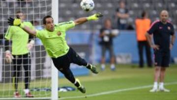 Claudio Bravo entrena en Berlín.