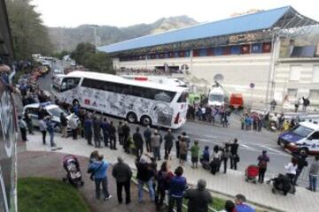  El autobús del Real Madrid llega al estadio de Ipurua antes del encuentro correspondiente a la duodécima jornada de la Liga BBVA que disputaran hoy contra la Sociedad Deportiva Eibar