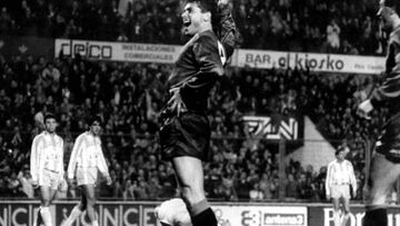 Michael Robinson celebra un gol de Osasuna.