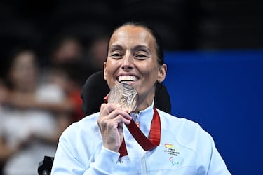 La nadadora española consigue la medalla de bronce en los 50 metros espalda y alcanza así las 28 de Michael Phelps.