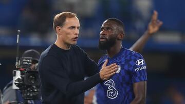 Thomas Tuchel y Antonio R&uuml;diger, entrenador y jugador del Chelsea, hablan al t&eacute;rmino de un partido.