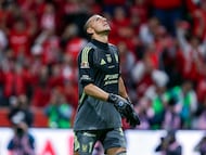 MEX1289. TOLUCA (MÉXICO), 14/12/2025.- Nahuel Guzmán de Tigres reacciona este domingo, durante un juego por la final del Torneo Apertura 2025 de la Liga MX en el estadio Nemesio Diez en Toluca (México). EFE/Isaac Esquivel