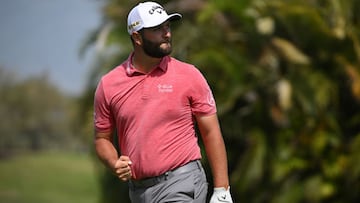 El golfista español Jon Rahm of Spain reacciona tras un golpe durante la jornada final del Mexico Open en el campo de Vidanta en Puerto Vallarta, Jalisco.