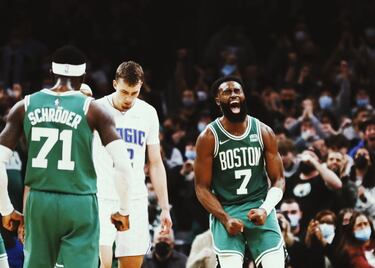 Escolta. 25 años. Estadísticas 2021-22: 24,4 puntos, 6,6 rebotes y 3 asistencias. Si Tatum es el gran talento de los Celtics, el otro jay, Brown, es el líder. La referencia en el vestuario, el aglutinador. Un jugador con carácter y que ha ido creciendo en pista desde que fue un número 3 del draft (2016) con muchas posibilidades pero algo difuso. A veces le lastra tener que asumir demasiada responsabilidad en tareas de dirección, por la ya eterna ausencia de un base puro en los Celtics. Pero cuando encuentra su sitio exacto en la pista y coge ritmo, es un jugador extraordinario. Capaz de anotar tanto como el que más y de aportar en muchas otras cosas. Una estrella de espíritu colectivo y un jugador fundamental en el presente y el futuro de unos Celtics que, además, van a más en las últimas semanas. 