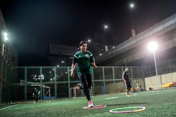 En abril, el comité de árbitros de la Asociación de Fútbol de Egipto permitió a Atalla y su colega Pousy Said oficiar un partido en las ligas de segunda y tercera división. El progreso allana el camino para permitir que las mujeres participen en la primera liga masculina. Pero a medida que las árbitras están luchando para ganar más terreno, algunas jugadoras se oponen a su presencia e incluso envían objeciones a la Federación. En la foto, Mona Atalla.
 