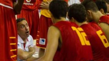 Jota Cuspinera (seleccionador nacional) dando instrucciones a sus jugadores durante un tiempo muerto.