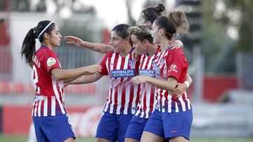 Amanda, en el centro, felicitada por sus compañeras en el partido contra el Madrid CFF