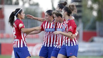 Amanda, en el centro, felicitada por sus compa&ntilde;eras en el partido contra el Madrid CFF