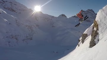 Adri&agrave; Millan saltando con sus esqu&iacute;s en Suiza, dentro del v&iacute;deo de freeski freeride Swiss Lines grabado con Txema Trull.