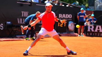 Roberto Bautista devuelve una bola durante un partido en el Torneo de Lyon.