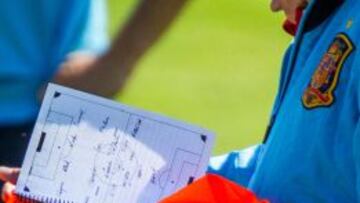 El seleccionador ayudante con su cuaderno: Koke (Coque en el papel) figura con los suplentes.