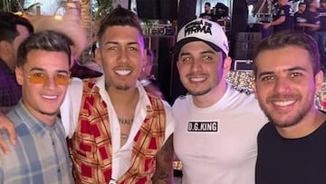 Philippe Coutinho y Roberto Firmino con dos hombres m&aacute;s en una fiesta organizada por el delantero en Brasil durante el verano del 2019.