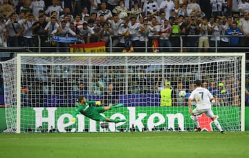 MILAN, ITALY - MAY 28:  Cristiano Ronaldo of Real Madrid scores the winning  penalty  during the UEFA Champions League Final match between Real Madrid and Club Atletico de Madrid at Stadio Giuseppe Meazza on May 28, 2016 in Milan, Italy.  (Photo by Shaun Botterill/Getty Images)