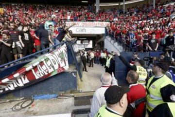 GRA267. PAMPLONA, 18/05/2014.- Efectivos de los servicios de seguridad en la zona del estadio el Sadar donde se ha registrado una avalancha tras el gol de Osasuna, en el minuto 12 del partido contra el Betis, que ha provocado varios heridos y el parón de momento del partido. Ninguna de las personas que han resultado heridas en la avalancha se encuentra en estado grave, y el encuentro ha sido reanudado tras estar 35 minutos parado. EFE/Jesús Diges