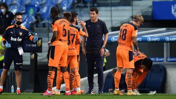 Javi Gracia, con sus futbolistas.