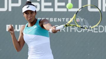 Leylah Fernandez devuelve una bola durante su partido ante Sloane Stephens en el Top Seed Open de Lexington, Kentucky.