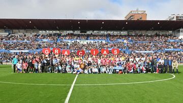 Foto de familia de la XXX edición del partido a beneficio de Aspanoa entre los veteranos del Real Zaragoza y los del Athletic.