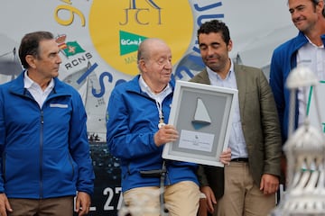 SANXENXO (PONTEVEDRA), 29/09/2024.- El rey emérito Juan Carlos I (2i) participa en el acto de entrega de premios este domingo a los ganadores de la 9ª Regata Rey Juan Carlos - El Corte Inglés Máster, en el village del Real Club Náutico de Sanxenxo (Pontevedra). EFE/Emilio Lavandeira
