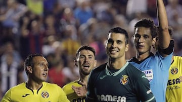 GRAF9964. VALENCIA, 23/08/2019.- El colegiado Gil Manzano muestra tarjeta amarilla al guardameta del Villarreal, Andr&eacute;s Fern&aacute;ndez, durante el encuentro correspondiente a la segunda jornada de primera divisi&oacute;n que disputan esta noche f