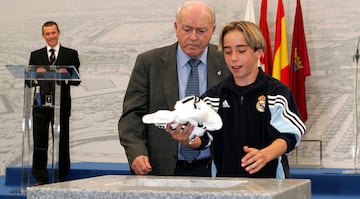 Un jovencísimo Carvajal pone la primera piedra en Valdebebas, acompañado de Di Stéfano, el 12 de mayo de 2004.