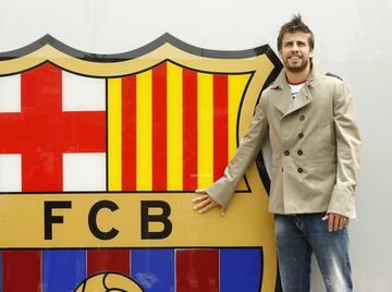 Firmó su contrato con el FC Barcelona en mayo de 2008.
 