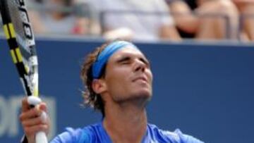 Un Rafa Nadal irregular pisa los octavos de final