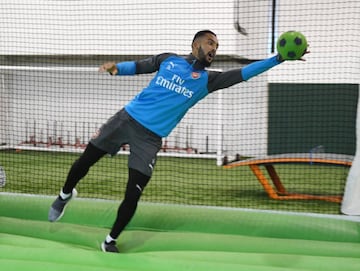 Theo Walcott en la actividad con los niños.