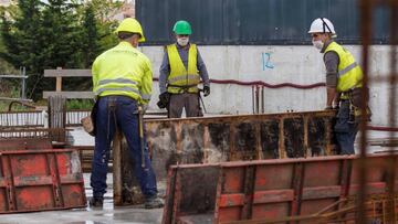 Tres empleados trabajan en una obra después del levantamiento del confinamiento del pasado lunes.