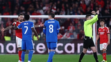 Soccer Football - UEFA Champions League - Play Off - First Leg - Benfica v Real Madrid - Estadio da Luz, Lisbon, Portugal - February 17, 2026 Real Madrid's Vinicius Junior and Benfica's Nicolas Otamendi clash as referee Francois Letexier stops the match due to racist chants REUTERS/Rodrigo Antunes
