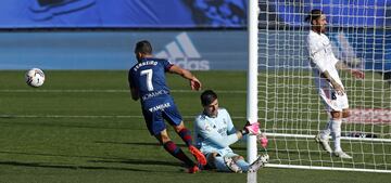 Real Madrid 3-1 Huesca | Ferreriro recort¨® distancias. Recibi¨® en el segundo palo un buen centro de Rafa Mir desde la izquierda y remat¨® a bocajarro totalmente solo para batir a Courtois.