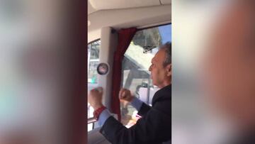 Apasionado es poco: Caparrós cantando el himno del Sevilla