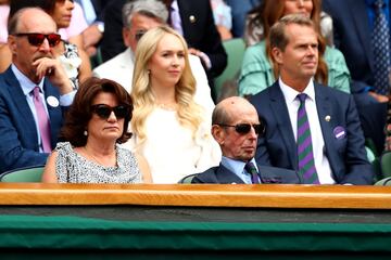 Lynette Federer y el príncipe Edward.