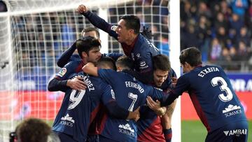 Los jugadores del Huesca celebran un gol anotado.