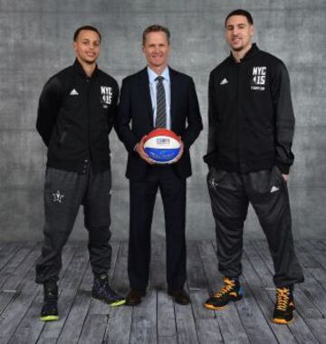 Stephen Curry junto a su entrenador, Steve Kerr, y su compañero Klay Thompson. Los tres representaron a los Golden State Warriors en el All Star Game 2015.