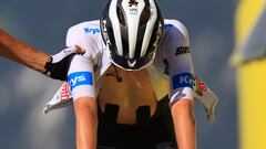 Tadej Pogacar llega a la meta de Courchevel tras su desfallecimiento en la 17 etapa del Tour de Francia 2023.