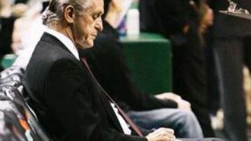 <b>HUNDIDOS. </b>Pat Riley se queda solo y no puede rescatar a Miami.