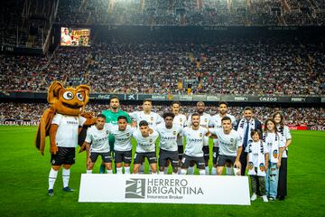 David Villa posa con los jugadores momentos antes del encuentro.