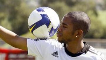<strong>DISPONIBLE.</strong> Robinho ya está disponible para disputarle el puesto en la banda izquierda a Robben.