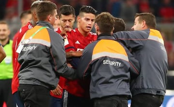 James Rodríguez y el hincha que invadió el campo