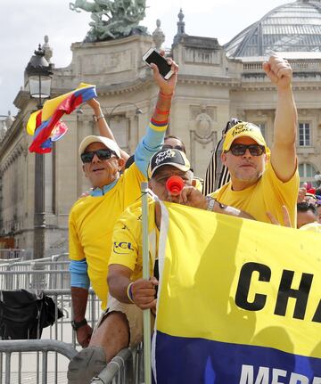 Muchos colombianos salieron a las calles de París para celebrar el triunfo de Egan Bernal en el Tour de Francia. La capital francesa se viste de amarillo, azul y rojo.