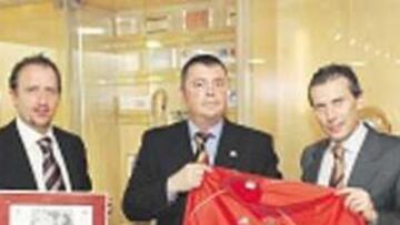 Butragueño, con los directivos ingleses.