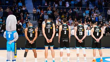 Los jugadores del Movistar Estudiantes Jayson Granger, Dejan Kravic, Mihajlo Andric, Patricio Garino y Devin Schmidt guardan un minuto de silencio por Valencia.
