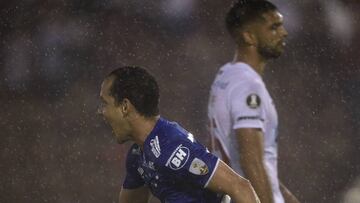 Bajo un diluvio, Huracán no pudo contra Cruzeiro