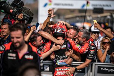 El equipo de Maverick Viñales celebra junto al piloto español el segundo puesto en el GP de Indonesia.