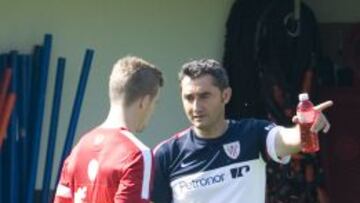 Ernesto Valverde, entrenador del Athletic, conversa con Muniain durante un entrenamiento.
