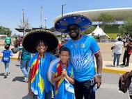Aficionado del Congo viaja 20 horas para ver a su equipo ir por un lugar en el Mundial